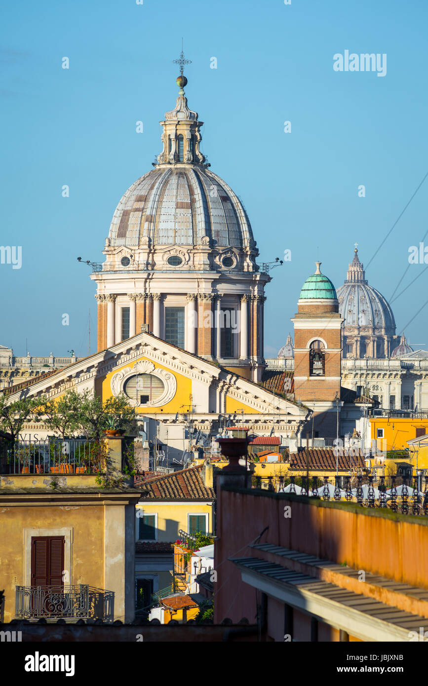 San Carlo al Corso und Saint Peter Kuppeln von Piazza di Spagna in Rom, Italien Herbst Stockfoto