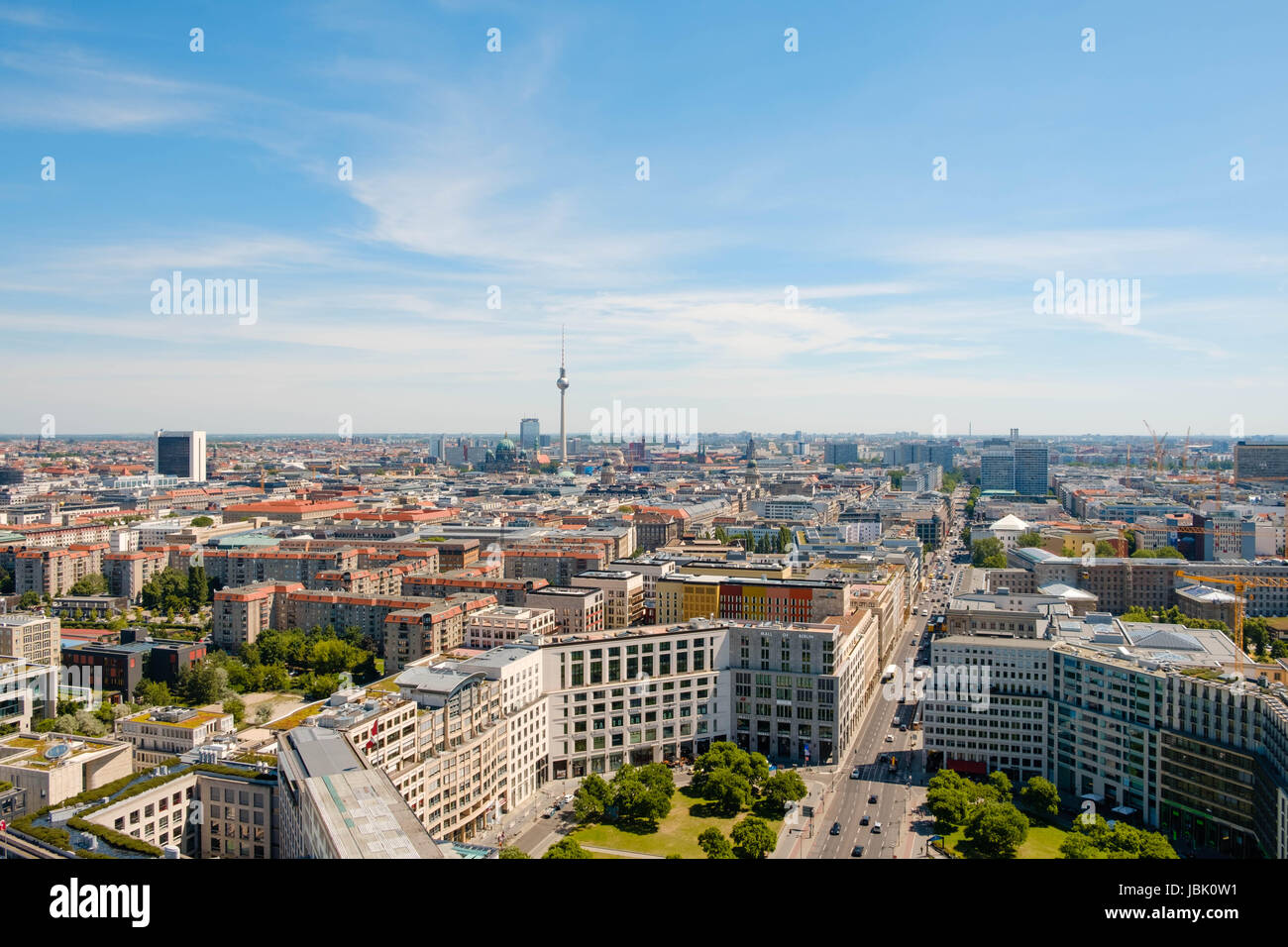 Berlin, Deutschland - Juni 9, 2017: Skyline von Berlin City mit tv Turm auf einem Sommertag in Berlin, Deutschland - Stadtbild Antenne Stockfoto