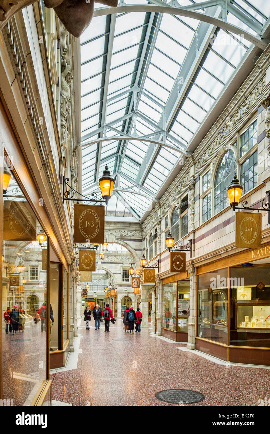 5. Juni 2017: Chester, UK - St. Michaels-Zeile eine Arkade von Geschäften in der Stadt Chester, führt zu der Grosvenor Shopping Centre. Stockfoto