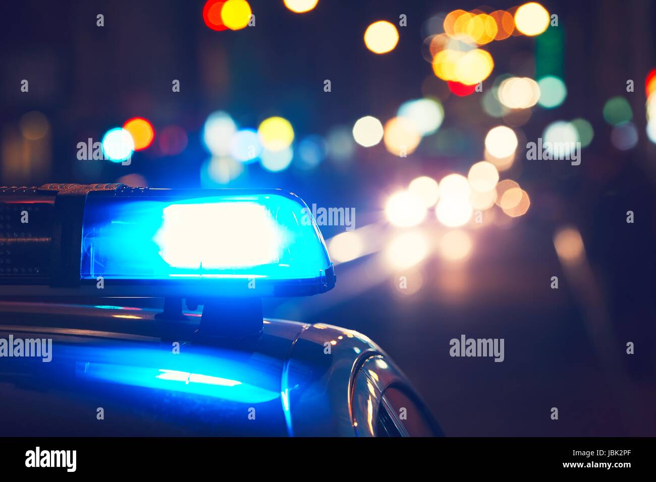 Gefahr auf der Straße. Blaue Blinker auf die Polizei-Auto in der Nacht. Stockfoto
