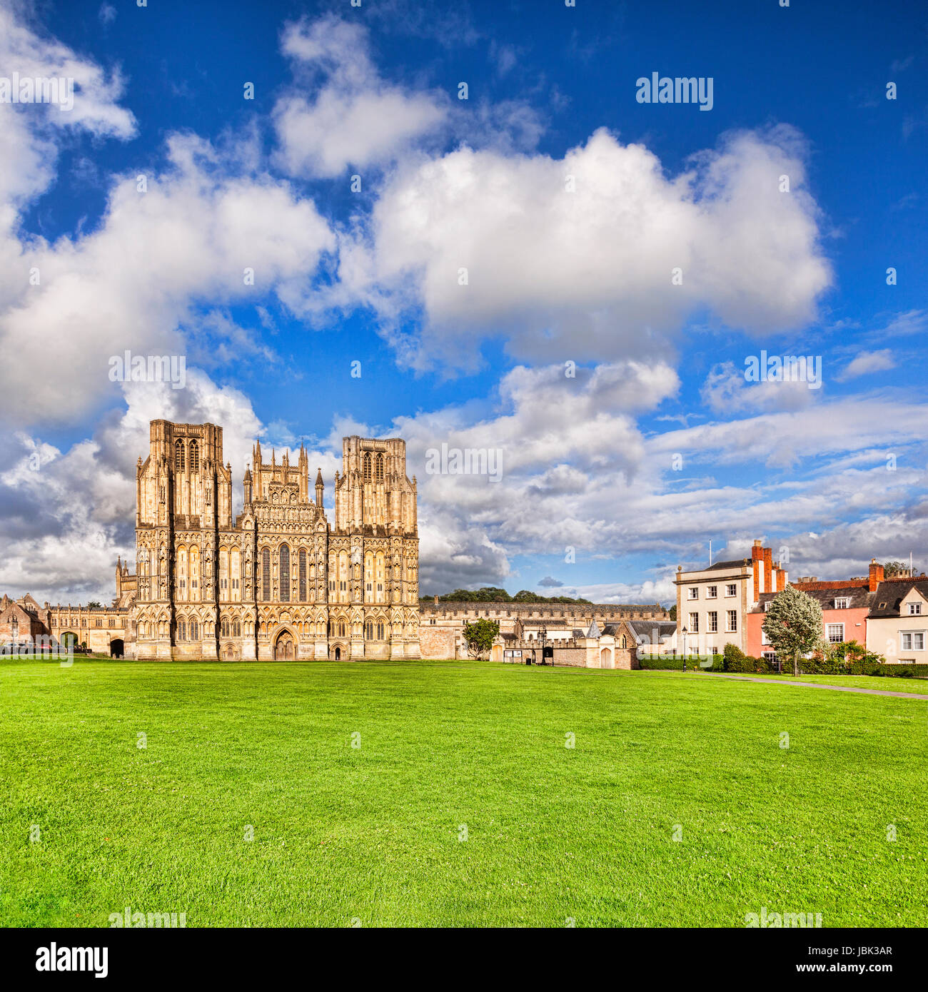 Die Westfassade des Brunnen-Kathedrale und Kathedrale Green, Wells, Somerset, England, Vereinigtes Königreich. Wells Cathedral gilt als eines der schönsten... Stockfoto