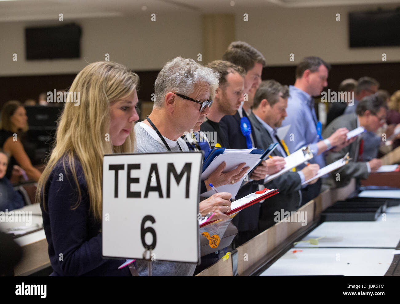 Menschen zählen und überprüfen die Stimmen in der Wahlnacht 8. Juni 2017 Stockfoto