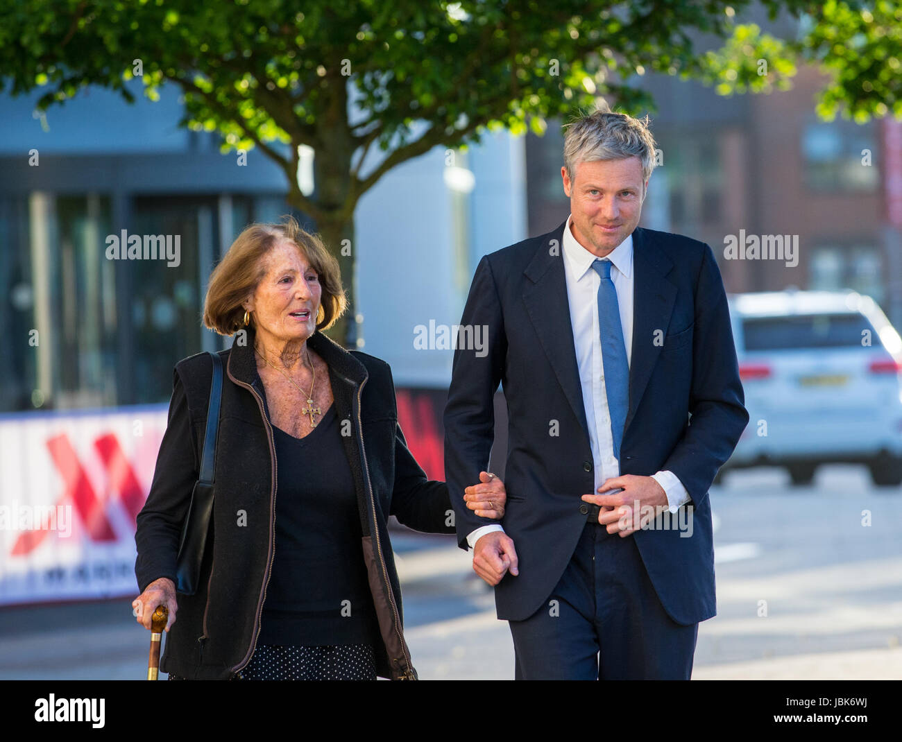 Konservativen Kandidaten, Zac Goldsmith, kommt im Twickenham Stadion mit seiner Mutter, Lady Annabel Goldsmith, das Ergebnis für Richmond zentrale Stockfoto