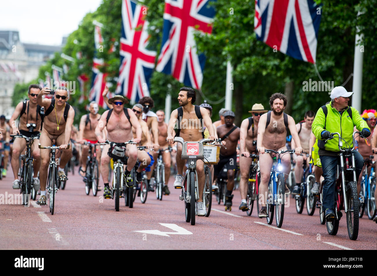 World Naked Bike ride in London um CO2 Emissionen und allmähliche Zerstörung des Planeten