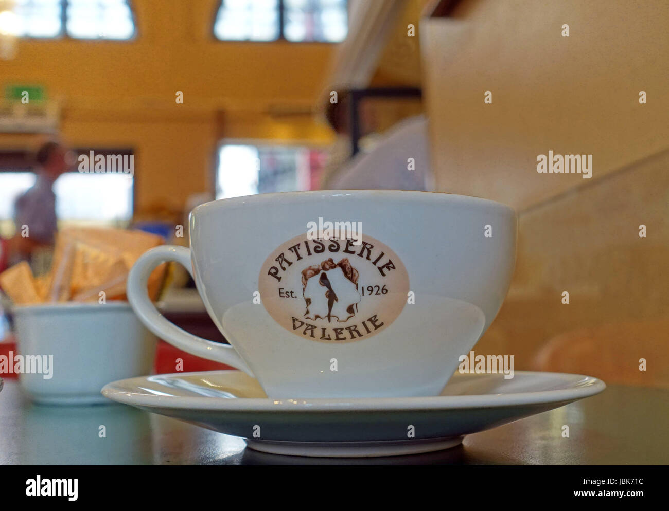 Kaffeetasse im Zweig der Patisserie Valerie, London Stockfoto