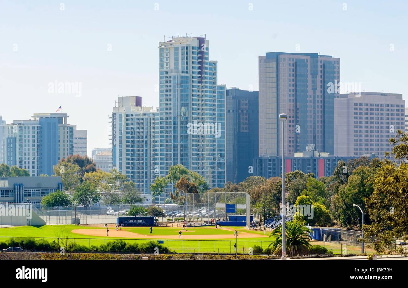 Ein Blick auf die Betty Hock Softball-Feld in der Nähe von Cortez in der Innenstadt von San Diego, Kalifornien, Vereinigte Staaten von Amerika. Ein Blick auf die Skyline und die Wolkenkratzer von Zentrum der Stadt Stockfoto