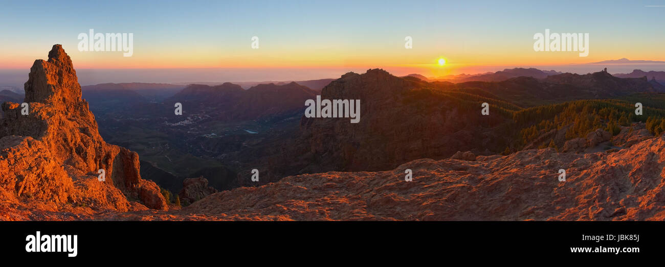 Blick auf den Sonnenuntergang vom Gipfel des Pico de Las Nieves Stockfoto