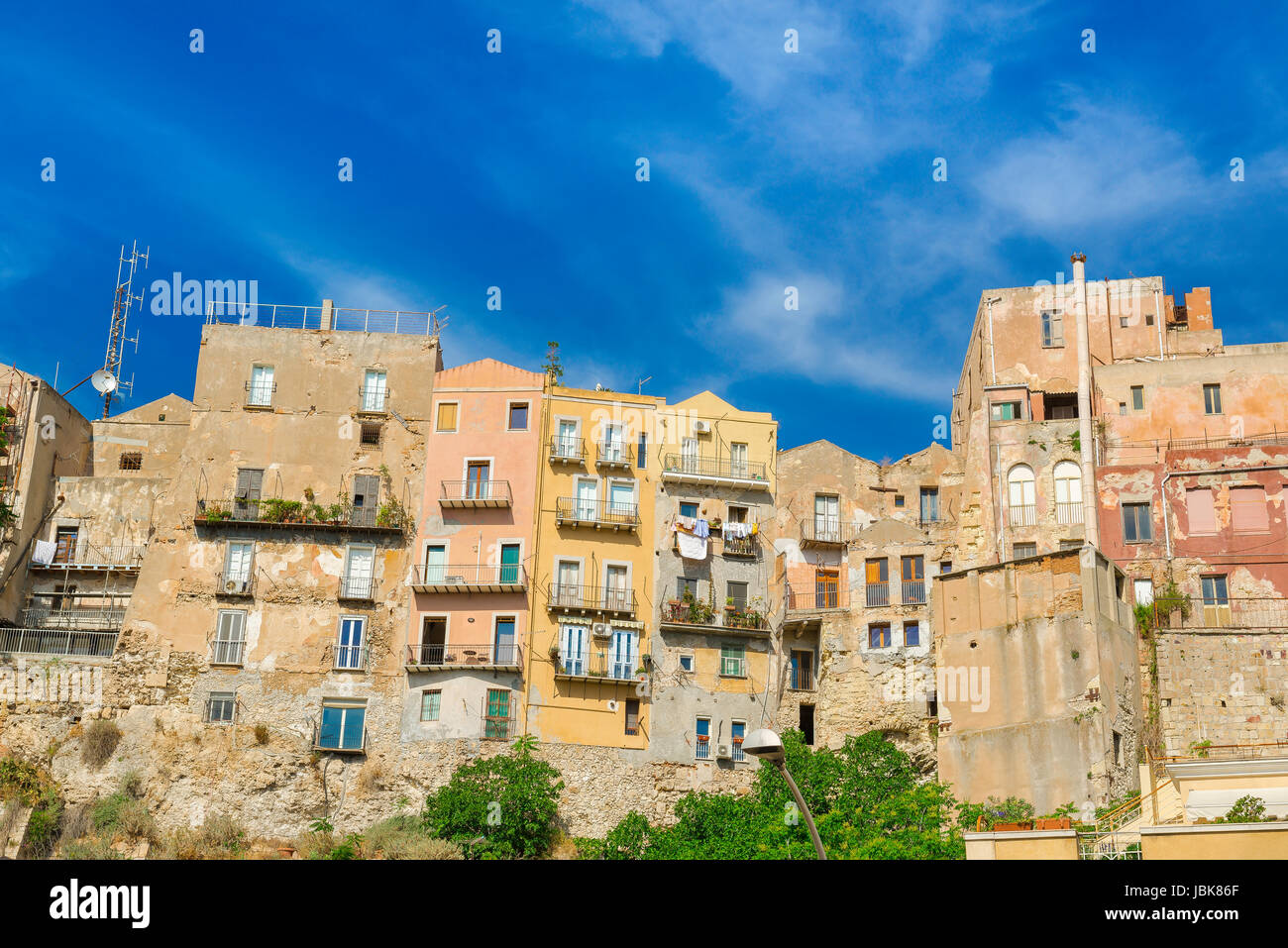 Castello Cagliari Sardinien, Blick auf Häuser dieser Form einen Abschnitt von den hohen Mauern, die die alte mittelalterlichen Castello Viertel in Cagliari umfassen. Stockfoto