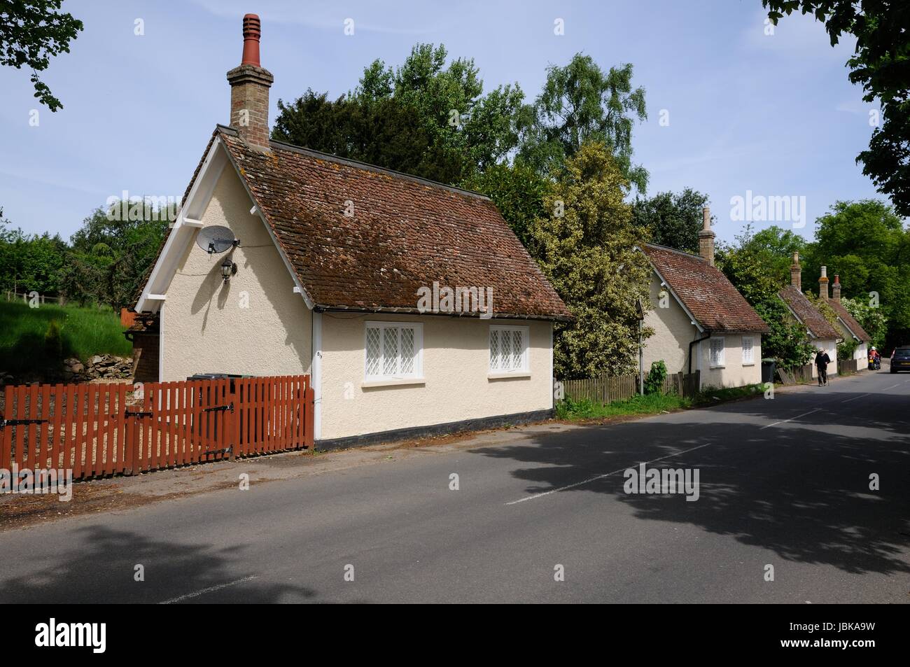 Hütten, Nr. 3 bis 6 Kirche Ende, Old Warden. Bedfordshire, stehen eine Reihe von malerischen, einzelne Etagen Hütten am Rand der Hauptstraße, Stockfoto