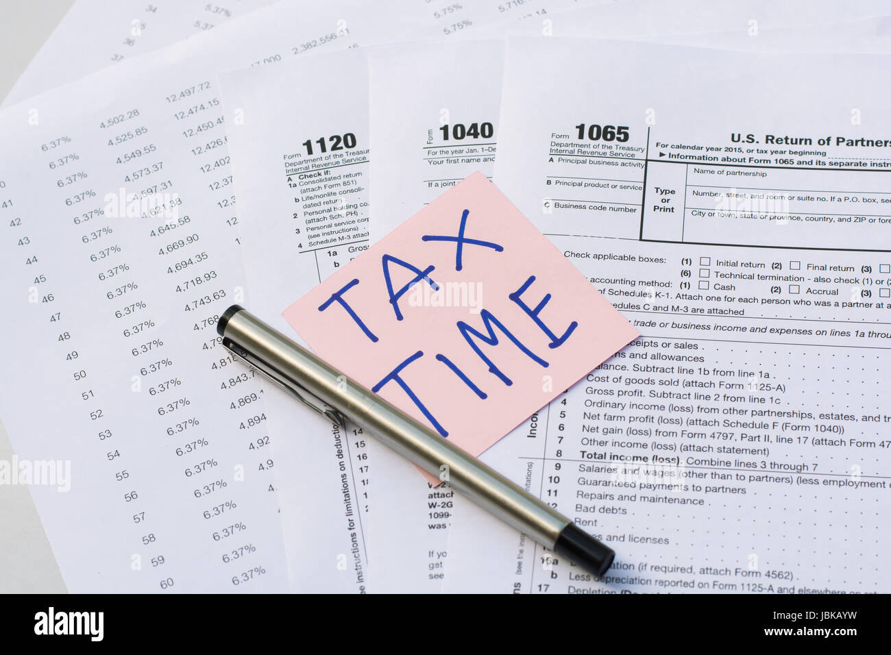 Steuerzeit geschrieben am rosa Aufkleber Hinweis mit auf US-Steuerformular Stockfoto