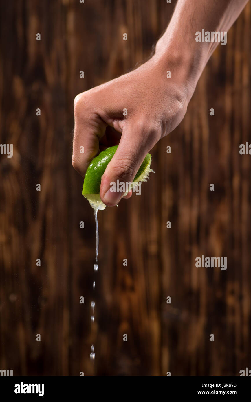 Hand-Preis-Schere Kalk mit Lime Drop auf dunklem Holz Stockfoto