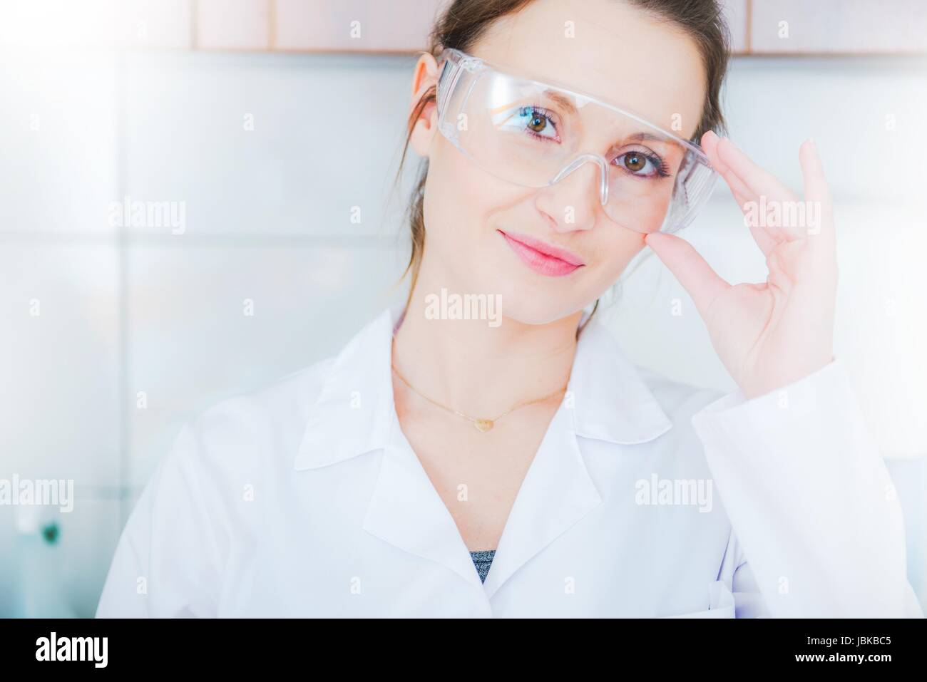 Krankenhaus-Laborant. Weibliche Lab Worker Portrait mit Labor-Schutzbrille Stockfoto