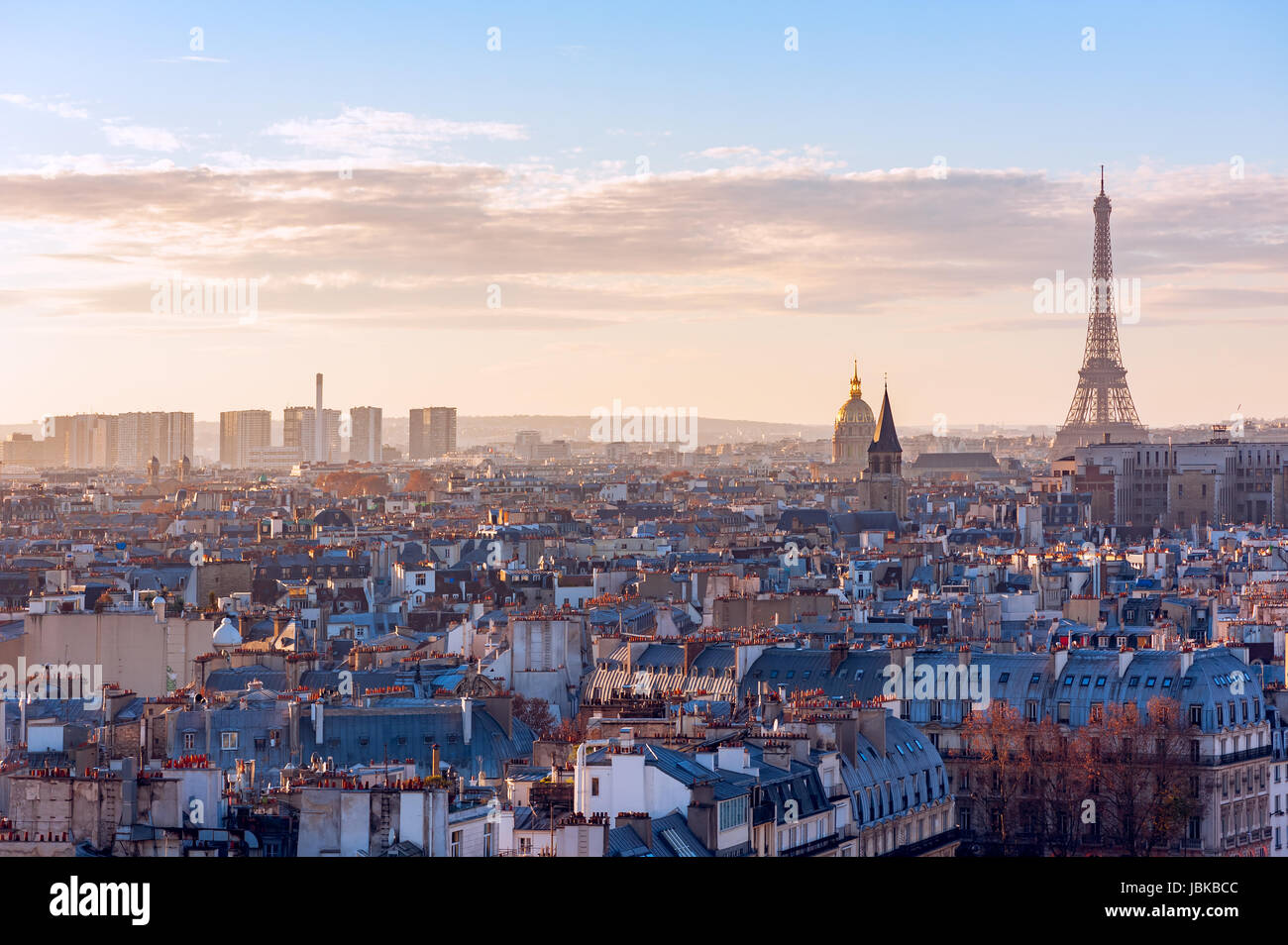 Skyline von Paris mit Eiffelturm bei Sonnenuntergang, Frankreich Stockfoto