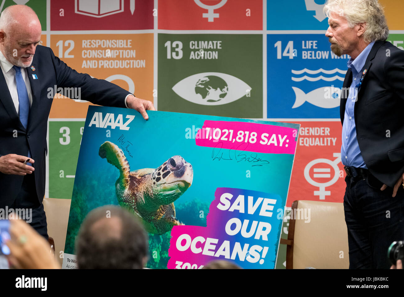New York, Vereinigte Staaten von Amerika. 8. Juni 2017. Sir Richard Branson (R) und Peter Thomson (L) sind bei Einreichung des Scheidungsantrags gesehen. In Verbindung mit der hochrangigen Konferenz der Vereinten Nationen Ozeane (Juni 5-9), Virgin Group Gründer Sir Richard Branson präsentiert eine Petition, unterstützt von 1, 021, 874 Bürger Peter Thomson, Präsident der 71. UN General Assembly, verlangen, dass die Regierungen weltweit verpflichten, bis zum Jahr 2030 um mindestens 30 % unserer Ozeane zu schützen. Bildnachweis: Albin Lohr-Jones/Pacific Press/Alamy Live-Nachrichten Stockfoto