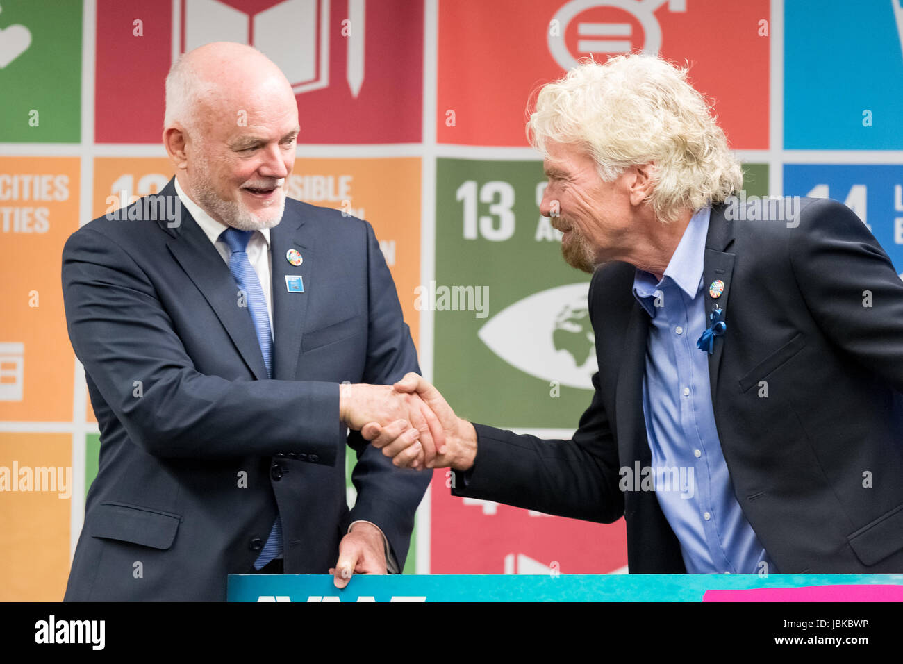 New York, Vereinigte Staaten von Amerika. 8. Juni 2017. Sir Richard Branson (R) und Peter Thomson (L) sind bei Einreichung des Scheidungsantrags gesehen. In Verbindung mit der hochrangigen Konferenz der Vereinten Nationen Ozeane (Juni 5-9), Virgin Group Gründer Sir Richard Branson präsentiert eine Petition, unterstützt von 1, 021, 874 Bürger Peter Thomson, Präsident der 71. UN General Assembly, verlangen, dass die Regierungen weltweit verpflichten, bis zum Jahr 2030 um mindestens 30 % unserer Ozeane zu schützen. Bildnachweis: Albin Lohr-Jones/Pacific Press/Alamy Live-Nachrichten Stockfoto