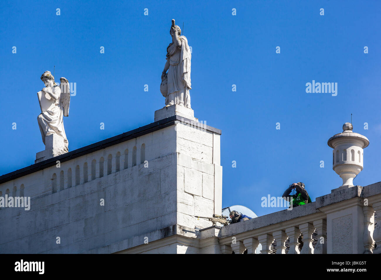 Polizei-Scharfschützen auf dem Dach des Museum Fridericianum, Kassel, Deutschland, Hessen, Europa Stockfoto