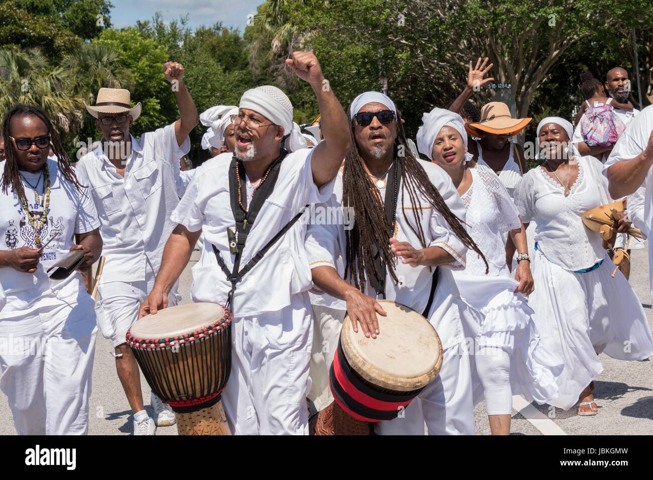 Nachkommen von versklavten Afrikanern nach Charleston in den mittleren Durchgang brachte halten eine Prozession zu Ehren ihre Angehörigen verloren, während eine Gedenkveranstaltung am Fort Moultie National Monument 10. Juni 2017 in Sullivans Island, South Carolina. Die Middle Passage bezieht sich auf den Dreieckshandel in dem Millionen von Afrikanern als Teil des Atlantischen Sklavenhandels in die neue Welt verschifft wurden. Schätzungsweise 15 % der Afrikaner starben in den Prozess der Erfassung und den Transport auf See und erheblich mehr. Die Gesamtzahl der afrikanischen Todesfälle, die direkt auf die Middle Passage-Reise wird geschätzt Stockfoto