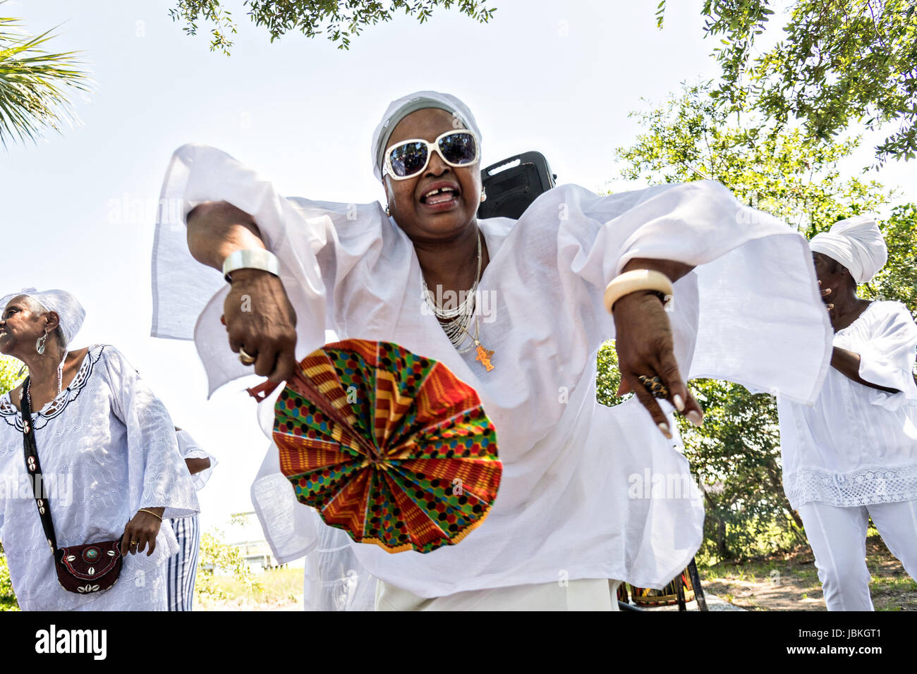 Nachkommen der versklavten Afrikanern brachte nach Charleston im Middle Passage Tanz zu Ehren ihrer Angehörigen verloren, während eine Gedenkveranstaltung entlang dem Salzwasser Marsh 10. Juni 2017 in Sullivans Island, South Carolina. Die Middle Passage bezieht sich auf den Dreieckshandel in dem Millionen von Afrikanern als Teil des Atlantischen Sklavenhandels in die neue Welt verschifft wurden. Schätzungsweise 15 % der Afrikaner starben in den Prozess der Erfassung und den Transport auf See und erheblich mehr. Die Gesamtzahl der afrikanischen Todesfälle, die direkt auf die Middle Passage-Reise wird auf bis zu 2 Millionen geschätzt. Stockfoto