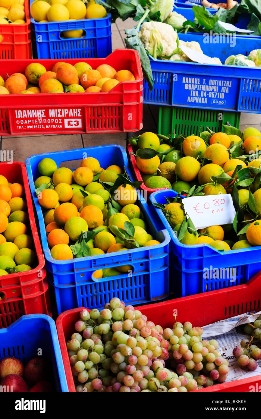 Körbe mit frischem Obst, Orangen und Trauben in Larnaca Municiple Markt zu verkaufen. Zypern. Stockfoto