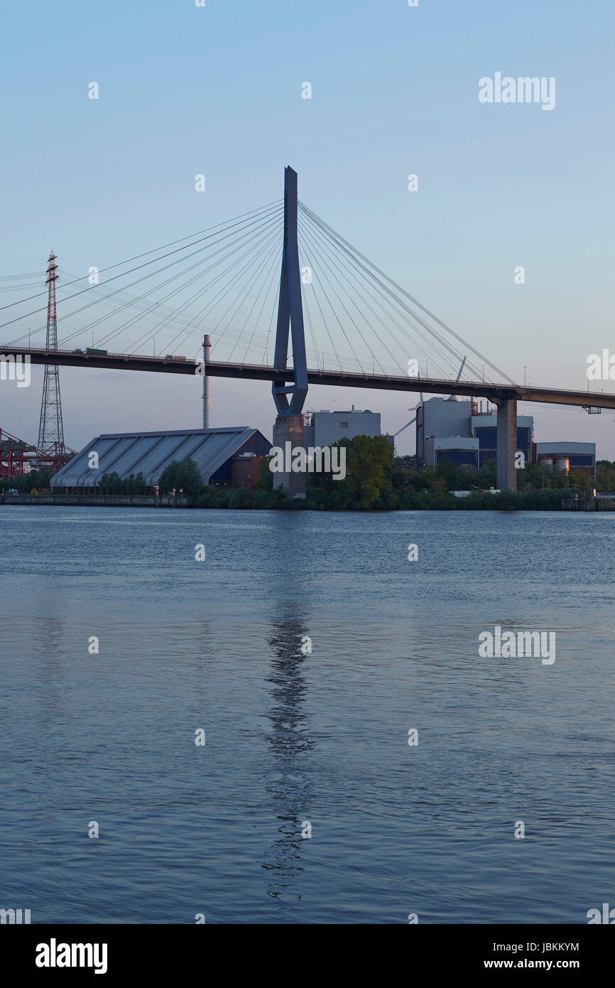 Der Pier und Spannung Überbrückung der Koehlbrand Brücke in Hamburg am Abend. Stockfoto