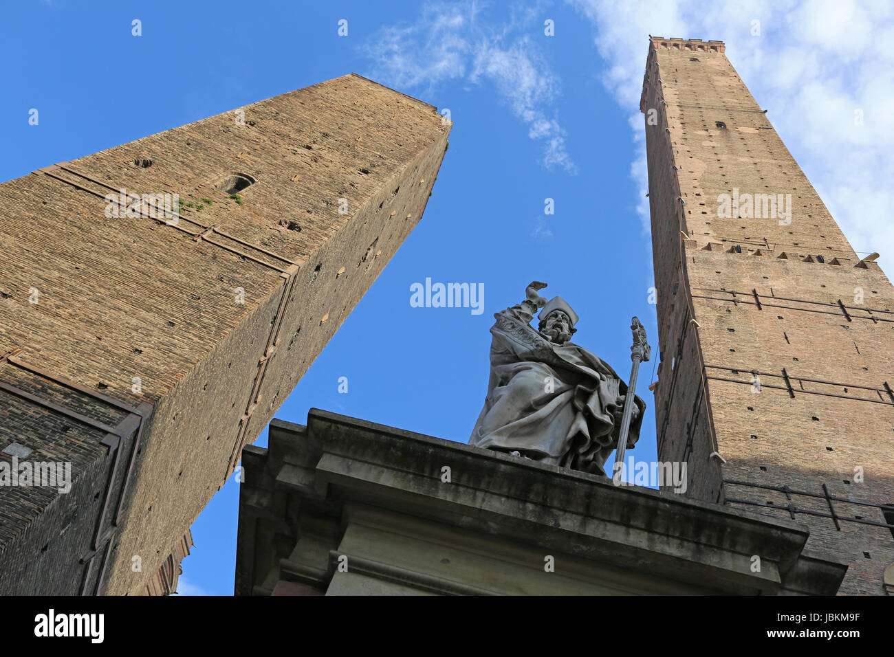 Bologna - Türme Torre Asinelli und Torre Garisenda und Statue des Heiligen Bischofs Petronio Stockfoto