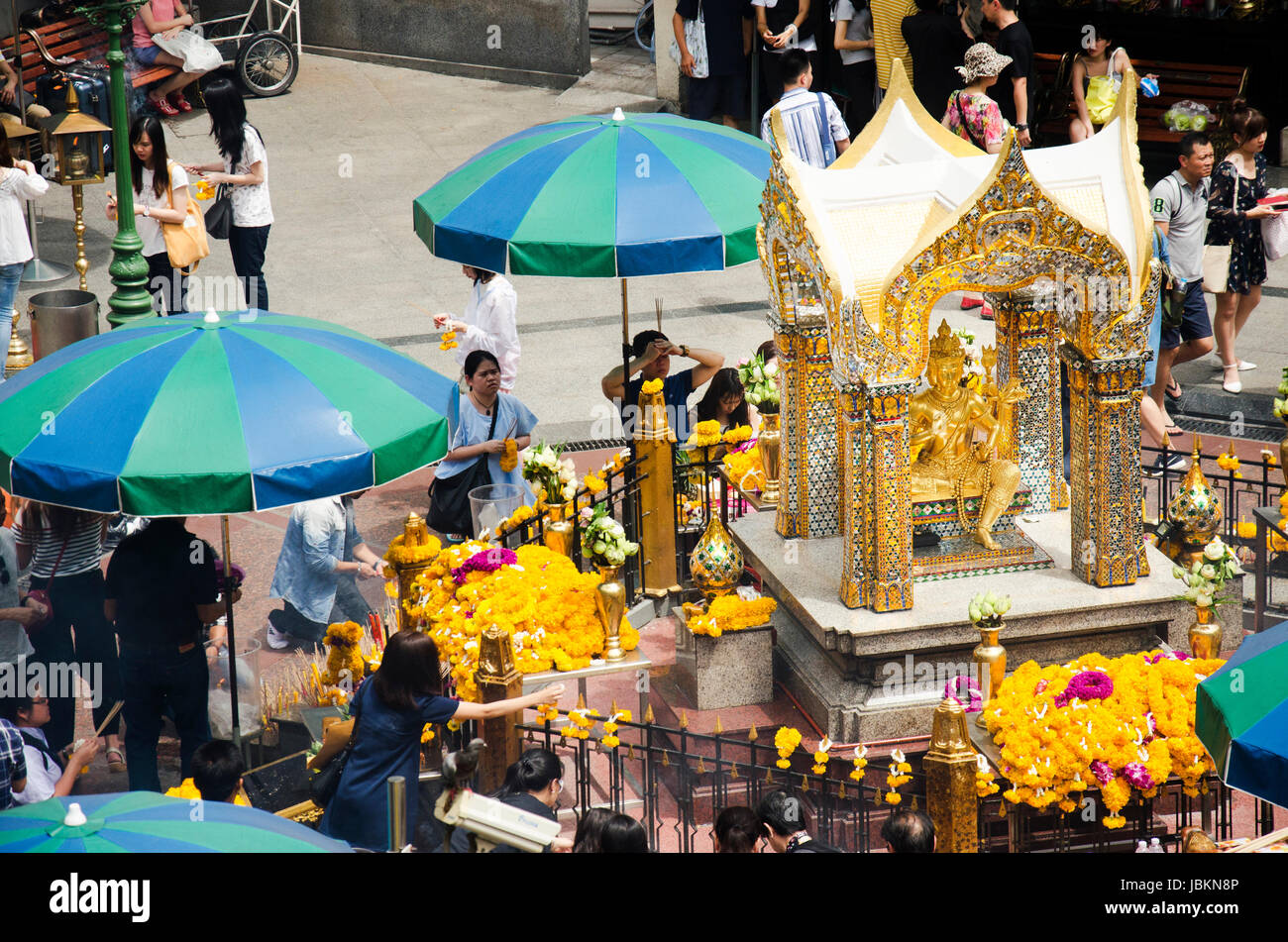 Ansicht des Hindu Heiligtum von BTS Skytrain und Thai und Foriener Menschen beten Thao Maha Phrom oder Lord Brahma groß am Erawan-Schrein am 16. Mai 2017 Stockfoto