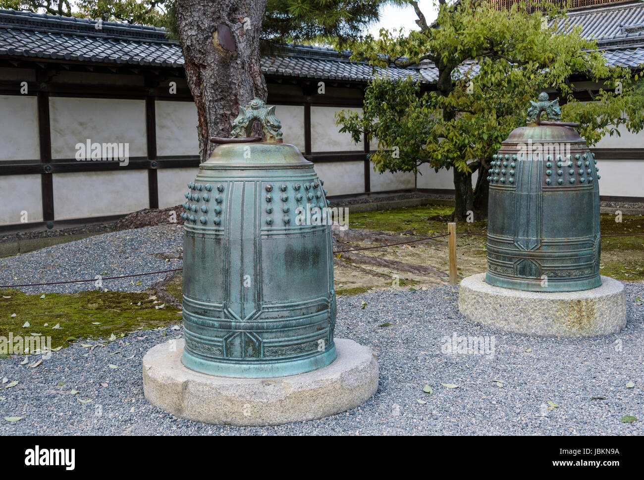 Zwei große Tempel Gongs und Glocken. Stockfoto