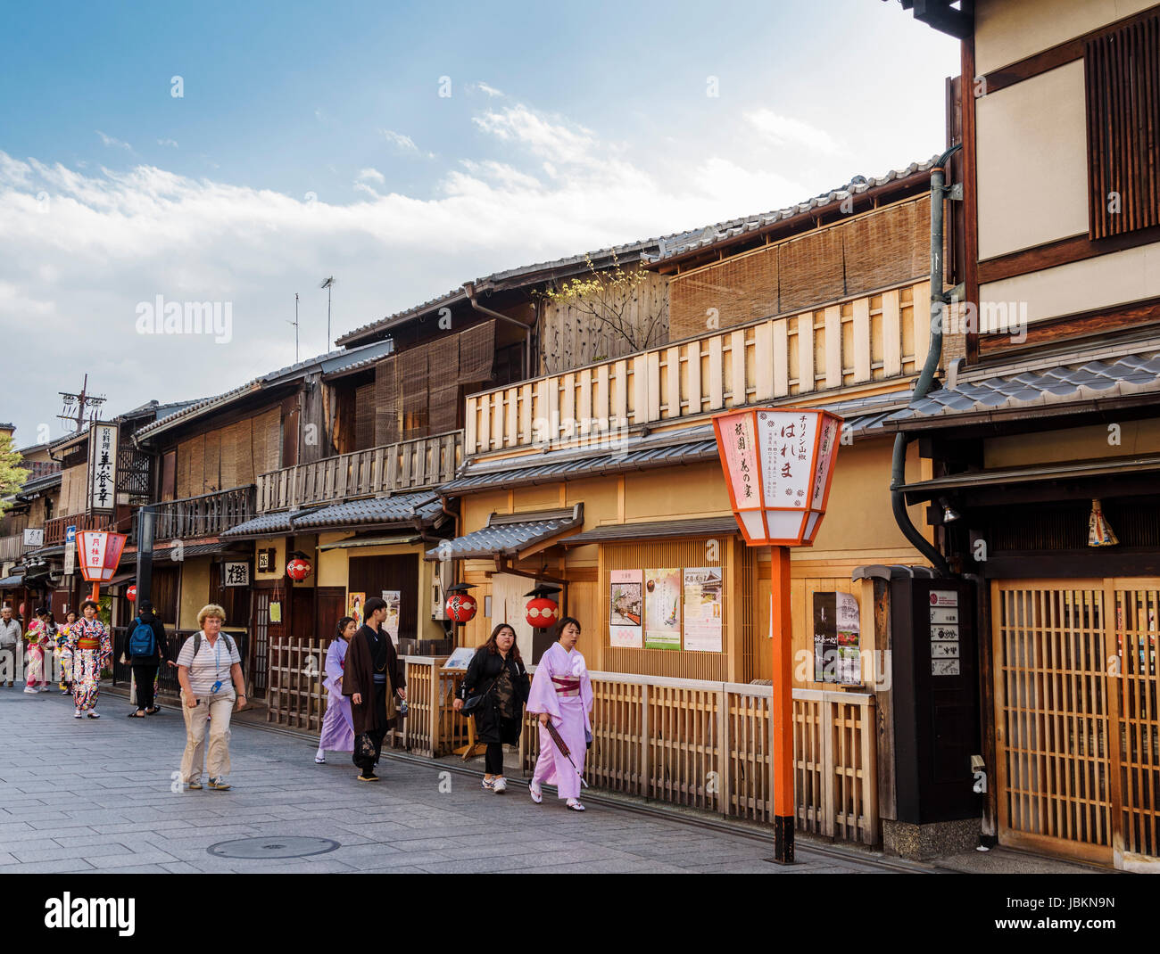 Touristen, von die viele im typisch japanischen Kimono gekleidet sind Stockfoto