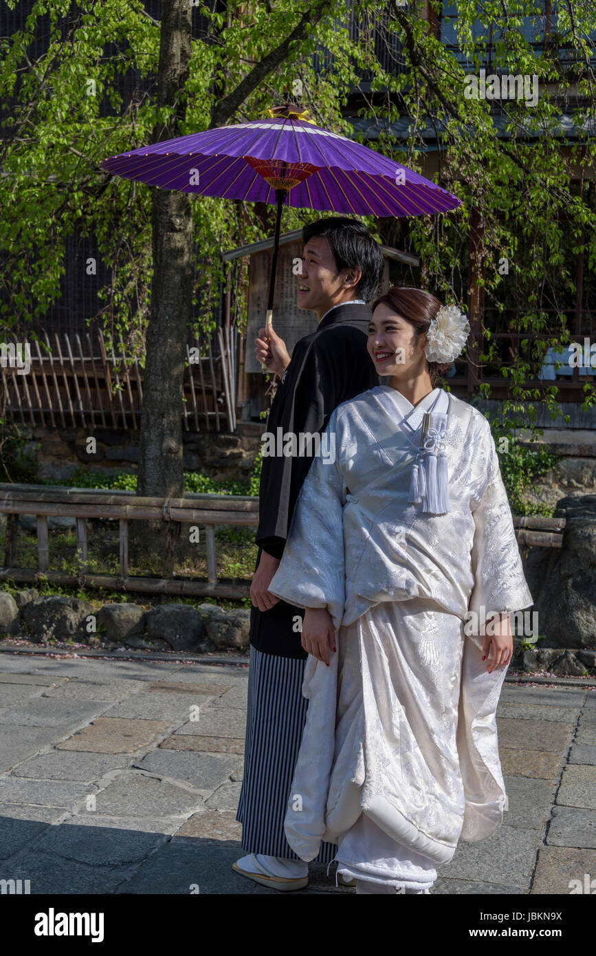 Japanisches Paar in Tracht, mit ihren Fotos ein paar Tage vor der eigentlichen Hochzeit gekleidet. Stockfoto