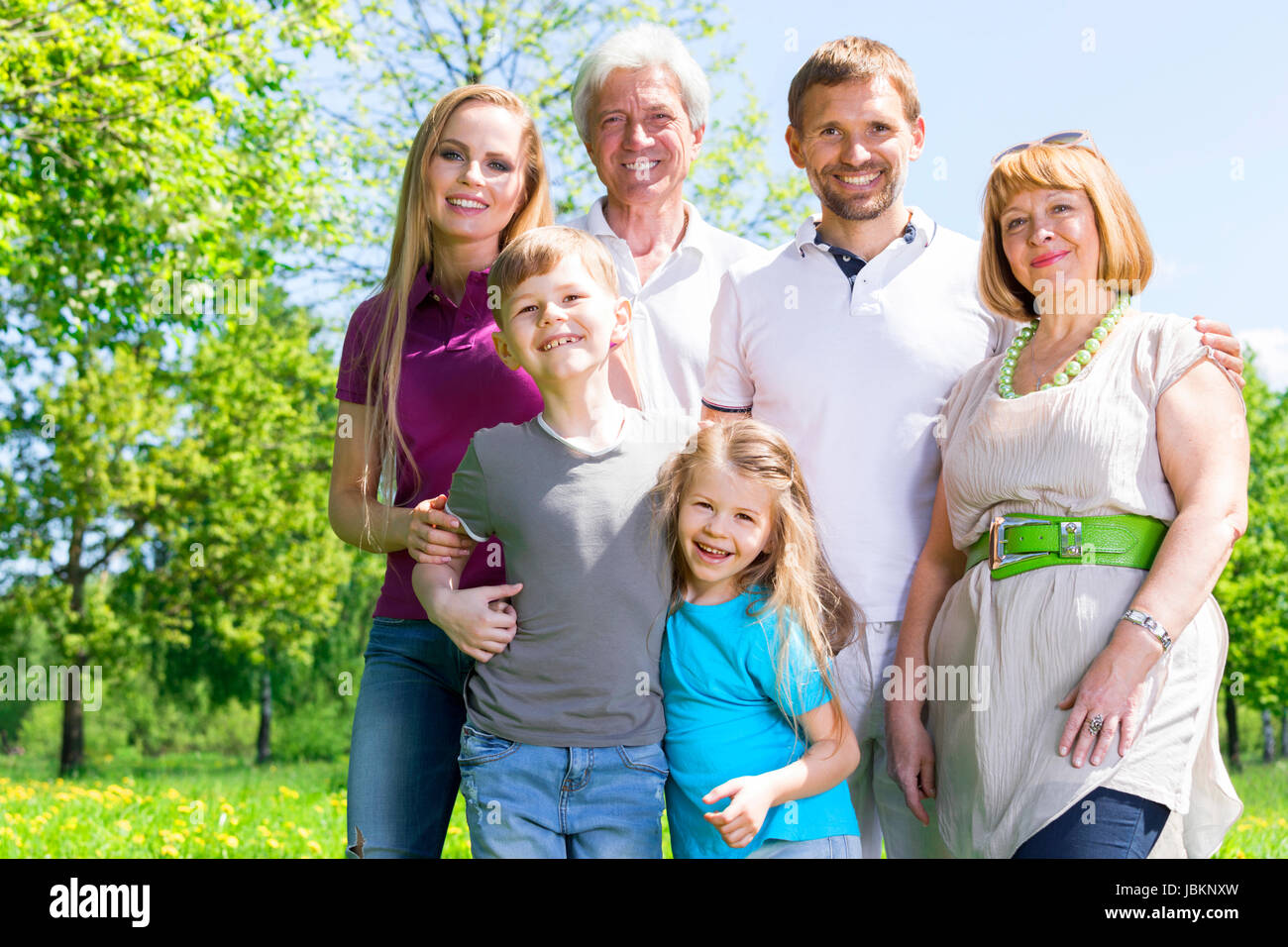 Porträt der Familie mit Kindern und Senioren im Sommerpark Stockfoto