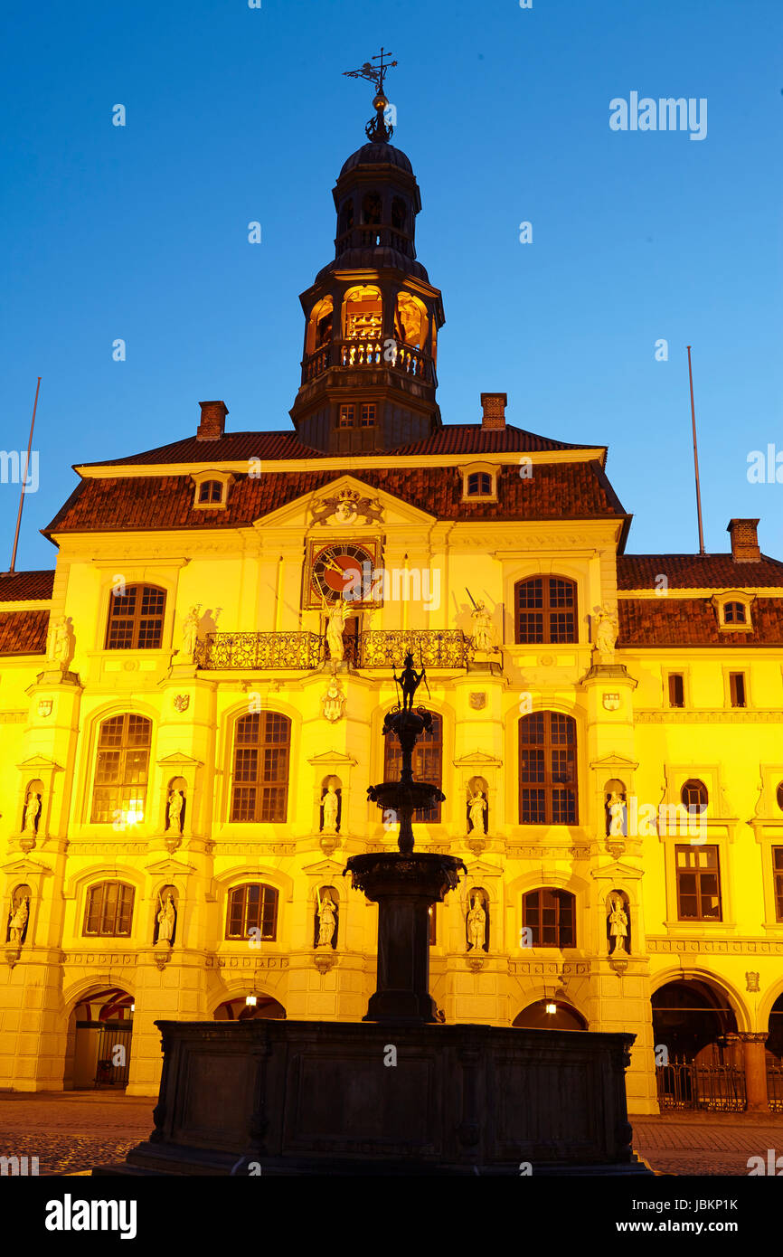 Das Rathaus von Lüneburg (Niedersachsen) am Abend zur blauen Stunde. Stockfoto