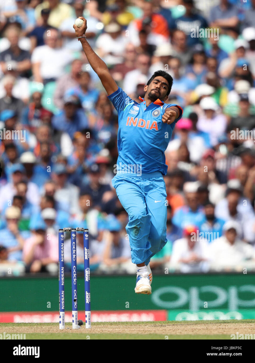 Der indische Jasprit Bumrah während des ICC Champions Trophy-Spiels der Gruppe B im Londoner Oval. DRÜCKEN SIE VERBANDSFOTO. Bilddatum: Sonntag, 11. Juni 2017. Siehe PA Geschichte CRICKET Indien. Bildnachweis sollte lauten: Adam Davy/PA Wire. Stockfoto