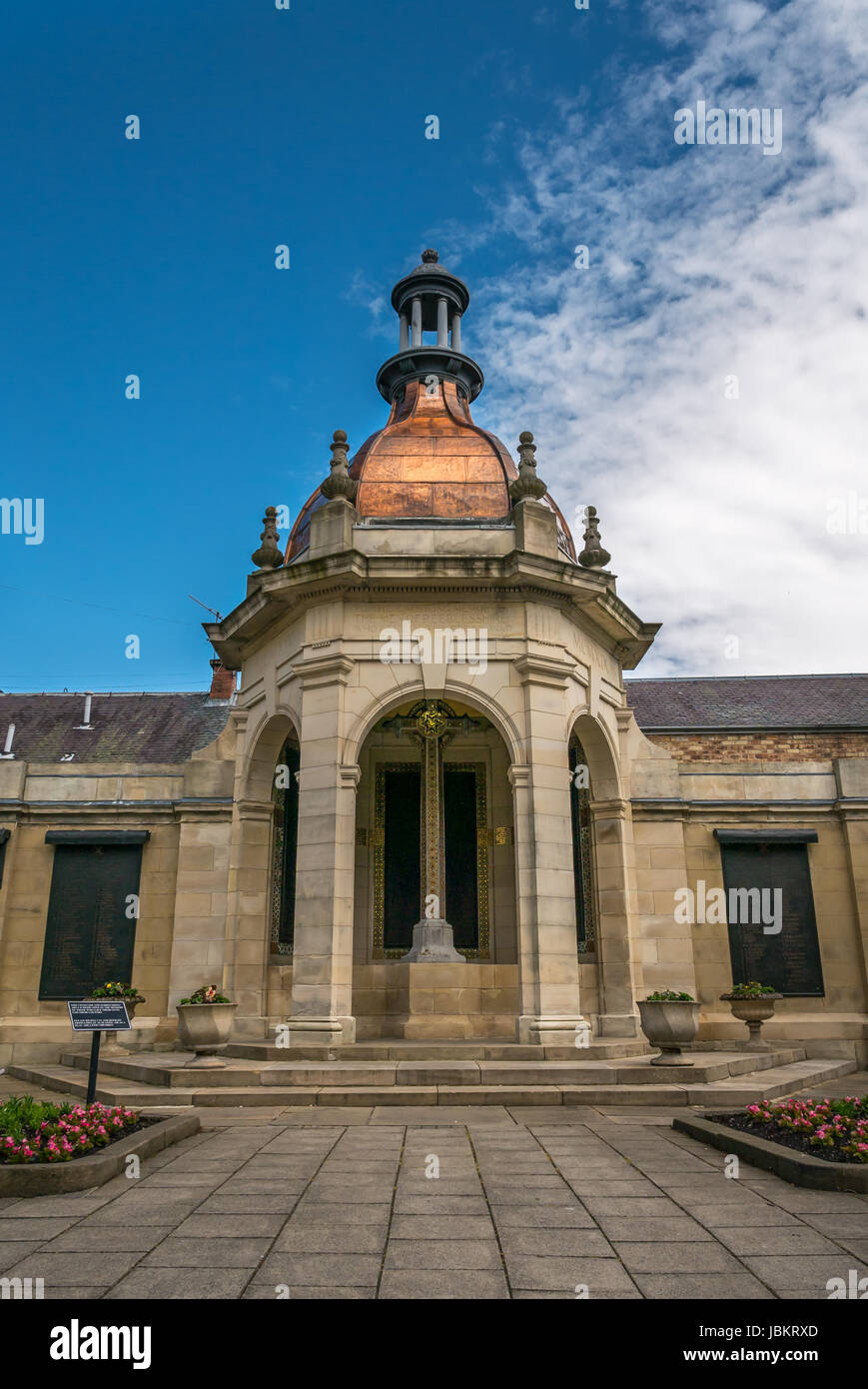 Blick auf Kriegerdenkmal in Kammern Institute of High Street, Peebles mit Kuppel aus Kupfer und komplizierte bunten Mosaiken Stockfoto