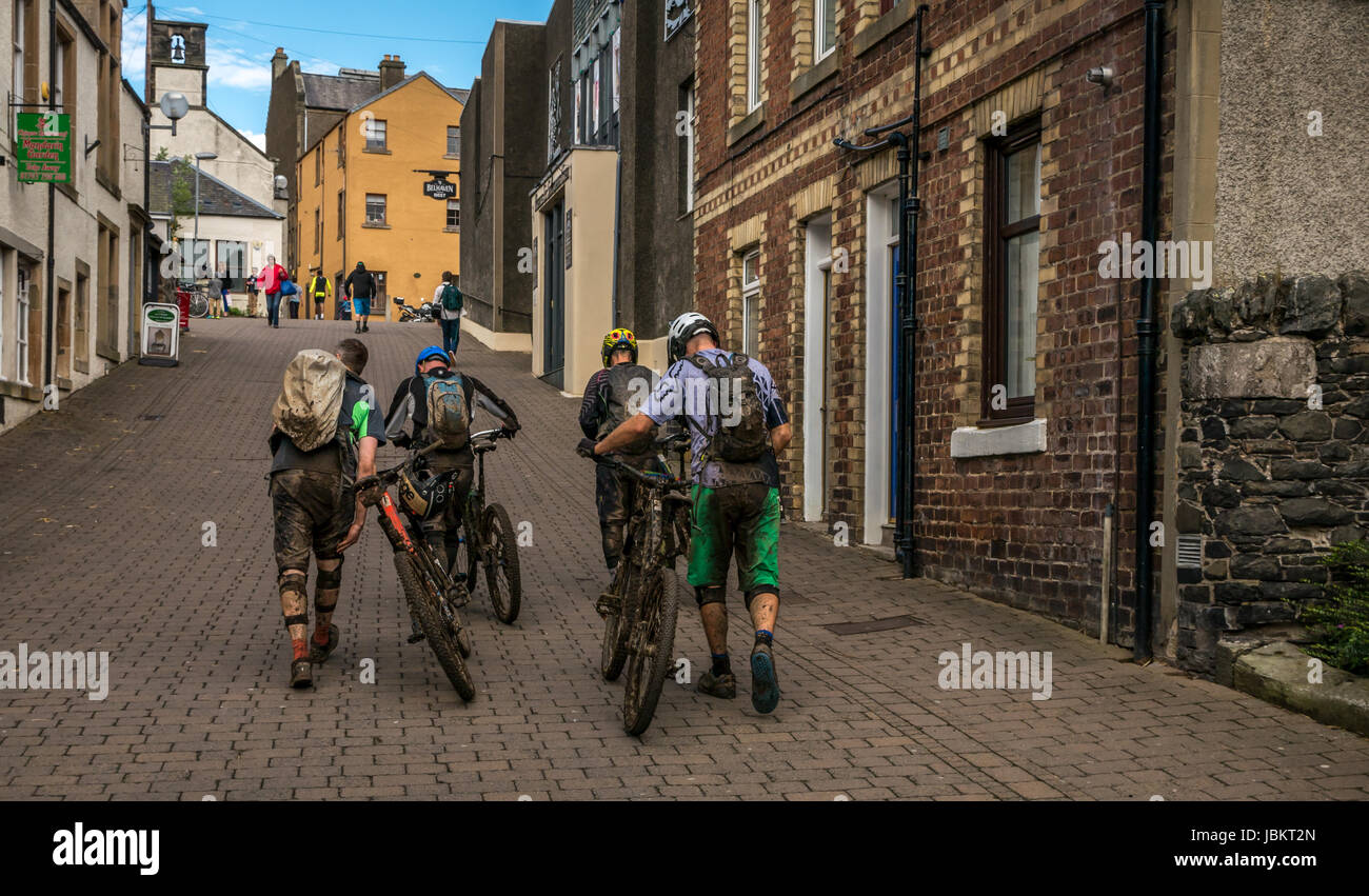 Gruppe von schlammigen Mountainbikern nach dem Radsport-Event auf Tweedlove Cycling Festival 2017, Peebles, Scottish Borders, Schottland, UKbikes Stockfoto