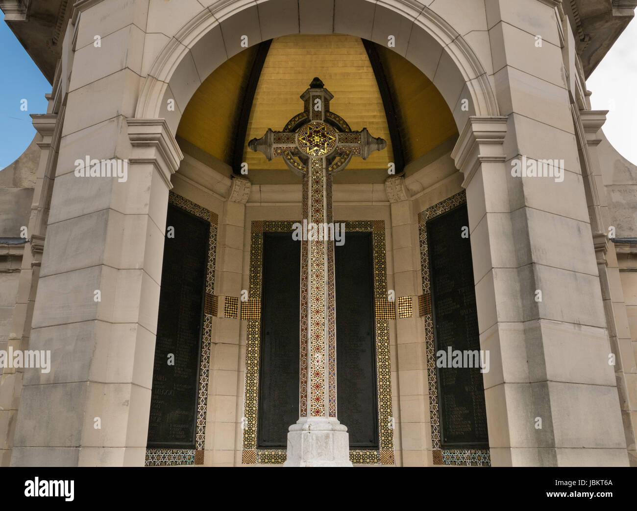 In der Nähe des War Memorial, Kammern Institut, High Street, Peebles, Schottland, Großbritannien, mit kunstvollen bunten Mosaiken Stockfoto