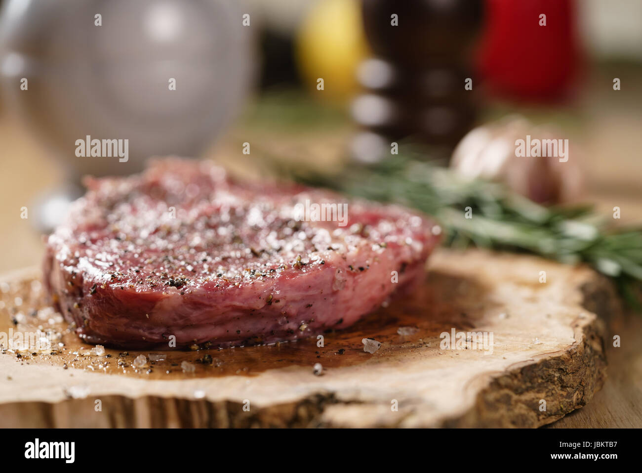 Rohe Rib-Eye Steak an Bord closeup Stockfoto