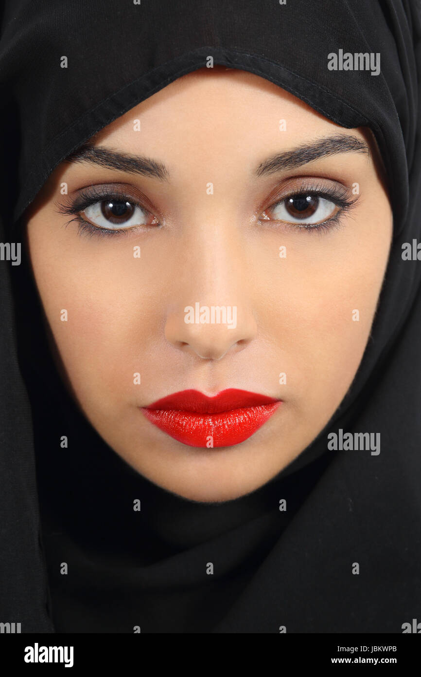 Porträt einer saudi arabische Emirate Frau mit prallen roten Lippen Make-up Stockfoto