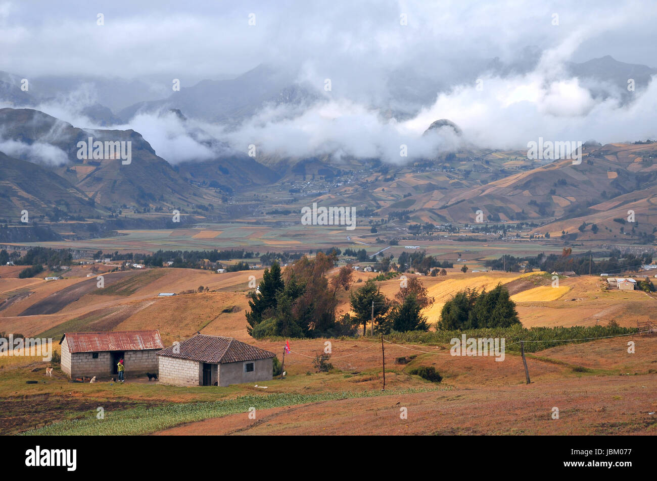 Wolken auf den Feldern von Zumbahua im ecuadorianischen Altiplano. Hochland der Anden in der Nähe von Quilotoa Lagune, Südamerika Stockfoto