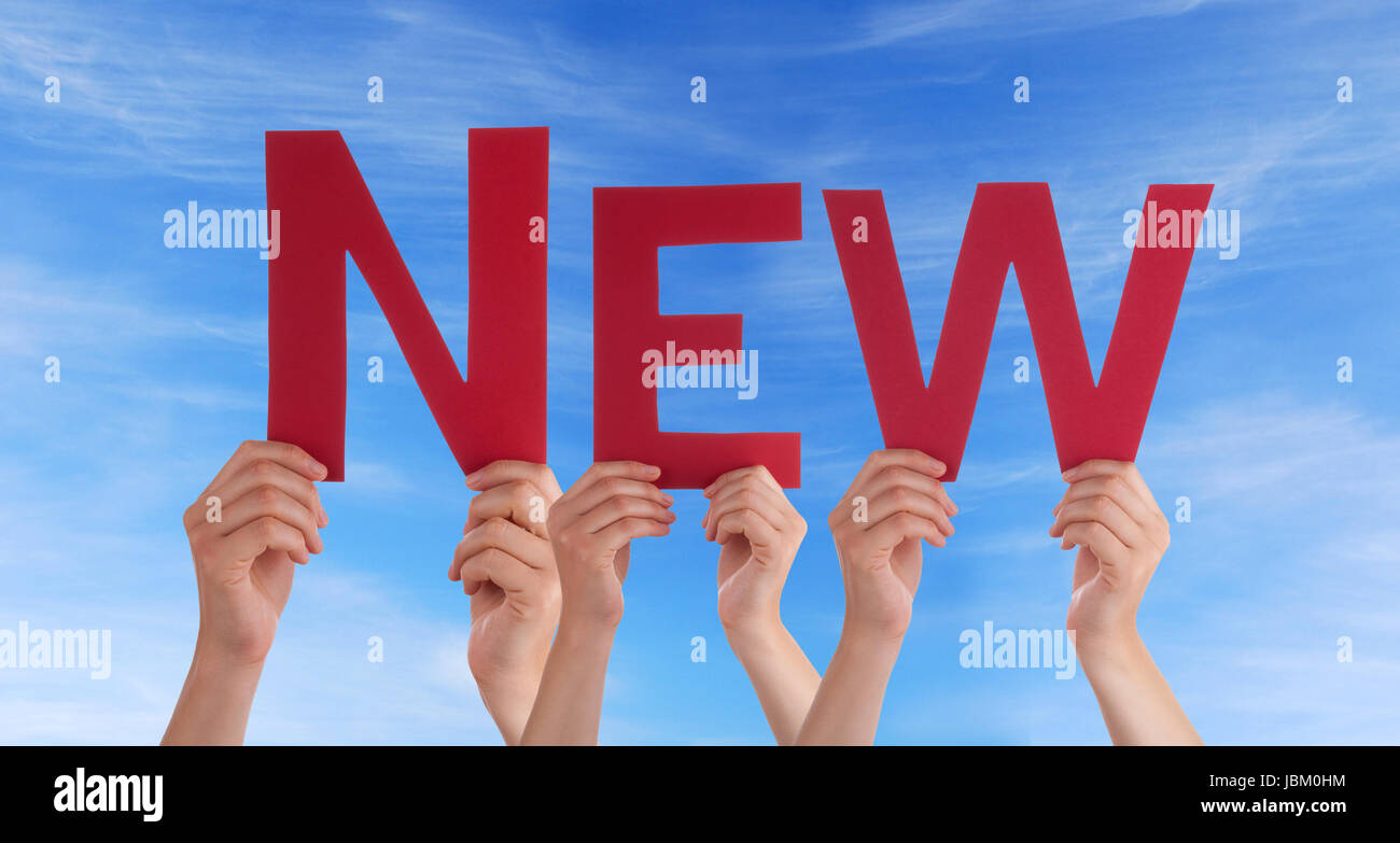 Viele Leute halten das rote Wort neu in den Himmel Stockfoto