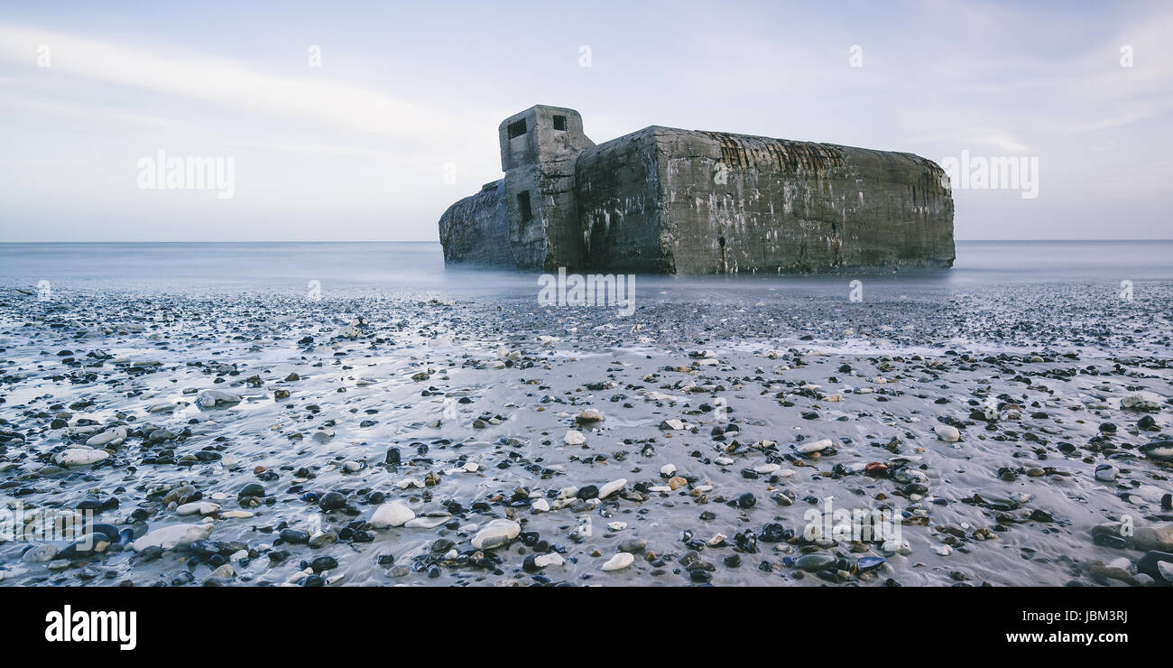Ruinen im Meer bei Ebbe und Felsen am Strand, Vigsoe, Dänemark Stockfoto