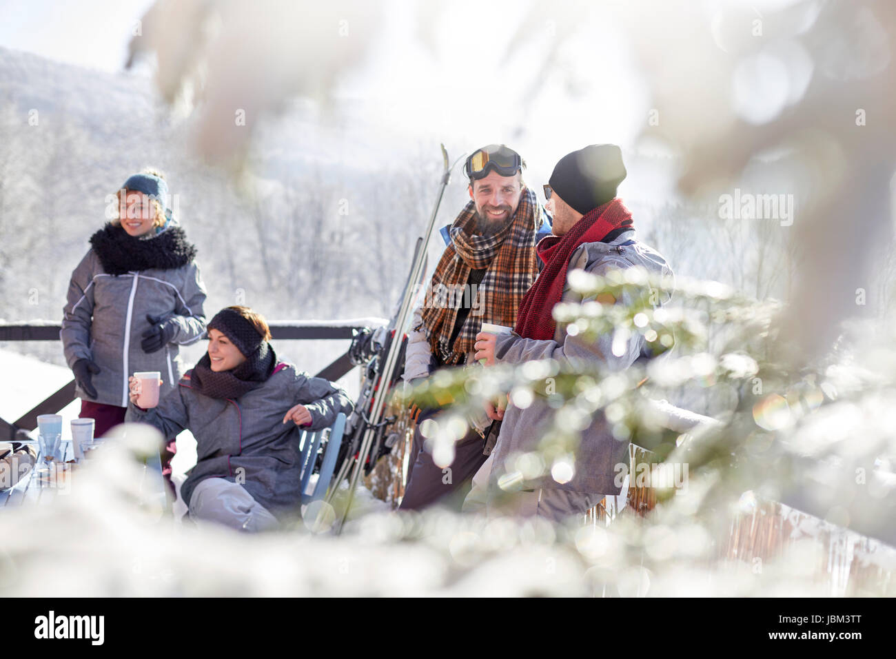 Skifahrer-Freunden entspannen, trinken Kaffee und heißem Kakao Apres-Ski Stockfoto
