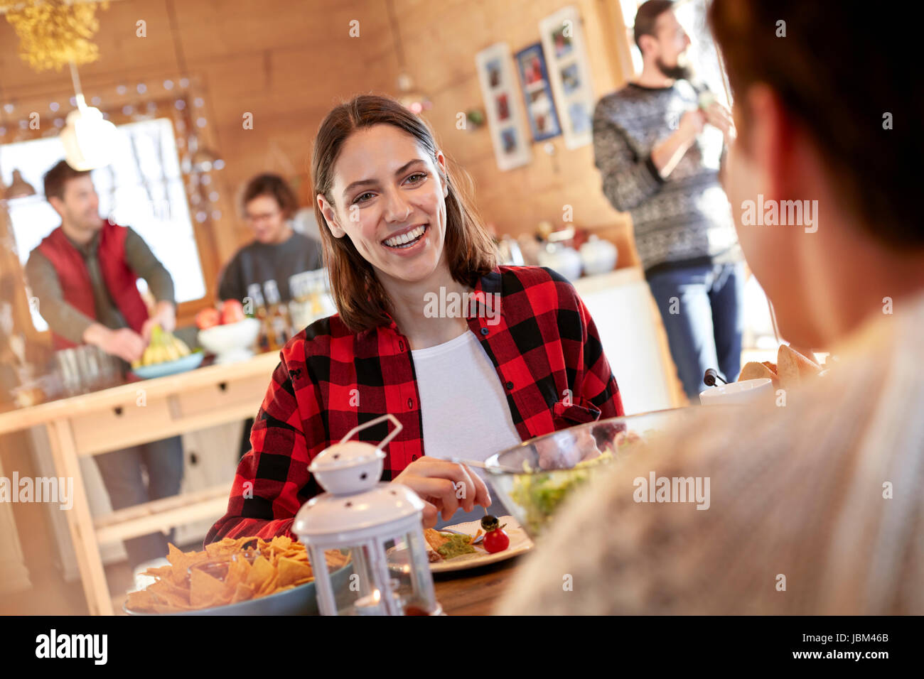 Frau Freund, Essen am Tisch Kabine lächelte Stockfoto