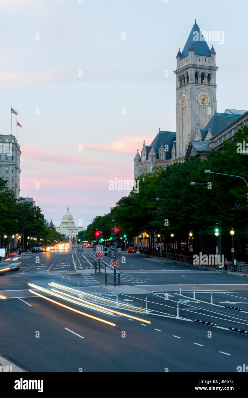 USA Washington DC DC Pennsylvania Avenue Ave mit Trump International Hotel rechts und US-Kapitol-Gebäudes im Abstand Abend bei Vollmond Stockfoto