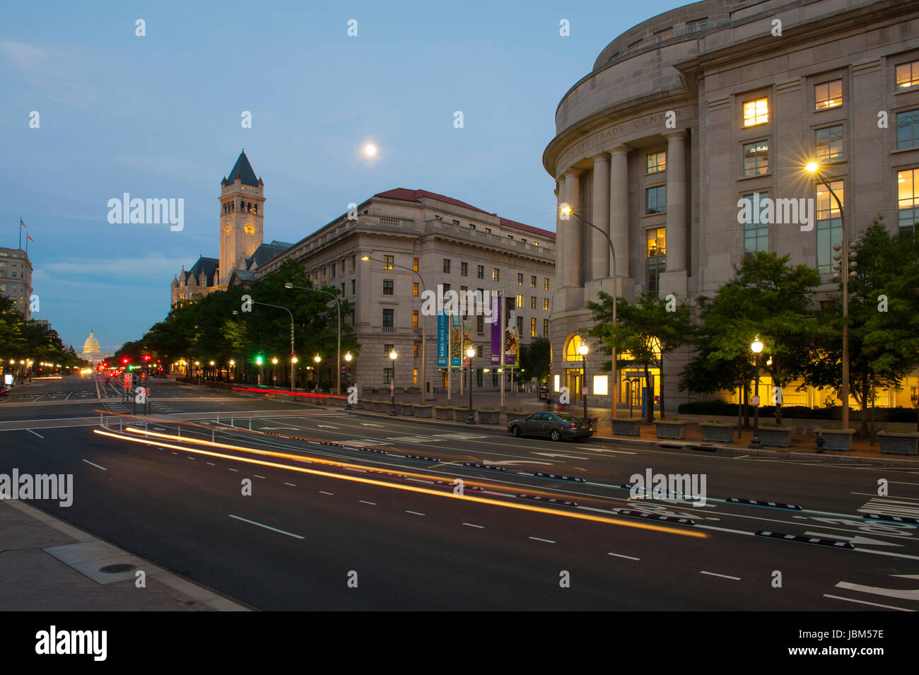 USA Washington DC DC Pennsylvania Avenue Ave mit Trump International Hotel rechts und US-Kapitol-Gebäudes im Abstand Abend bei Vollmond Stockfoto