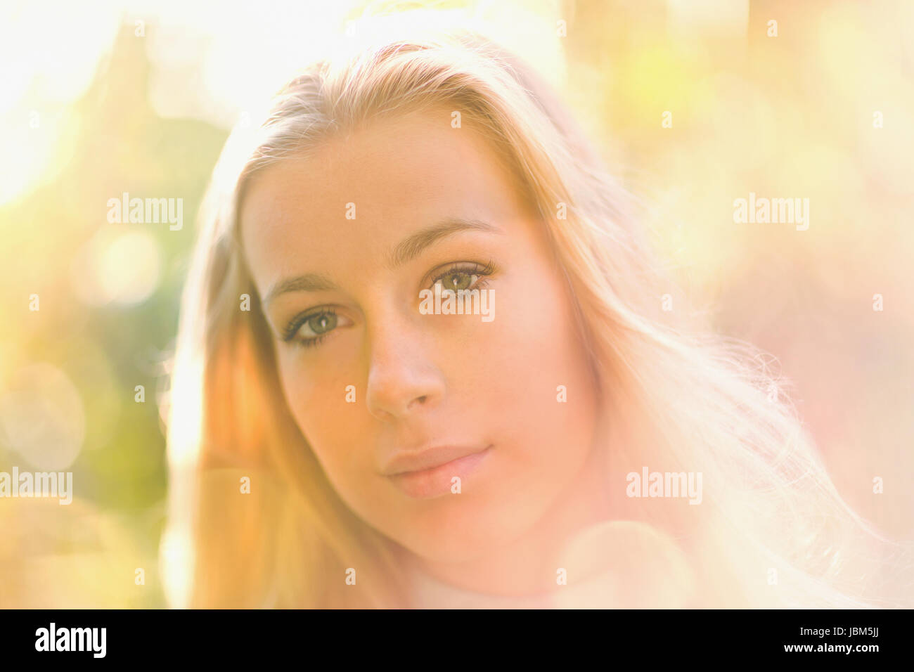 Porträt ernst schöne blonde Teenager Stockfoto