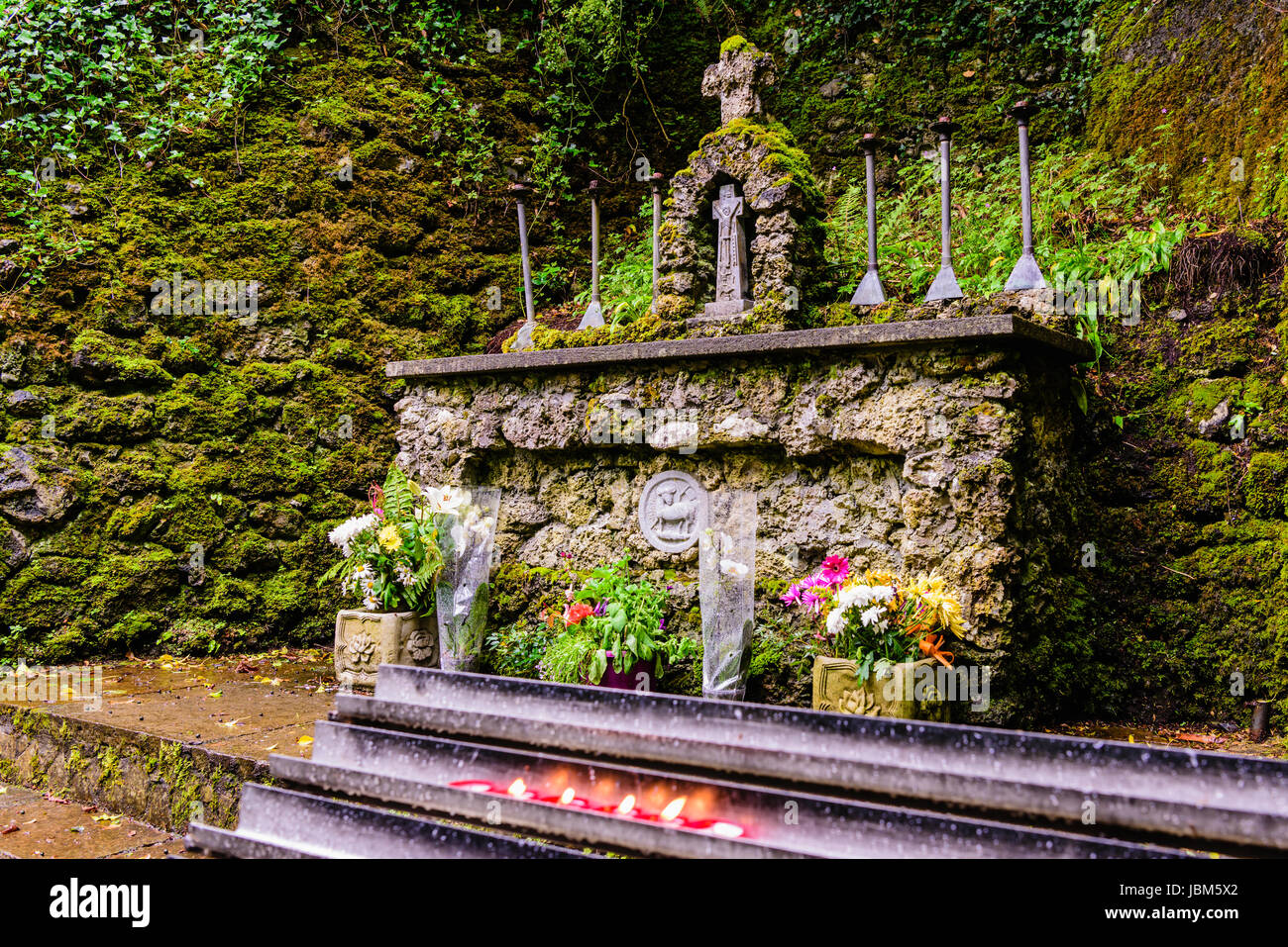 Altar mit Kerzen und Kreuze an den Tobarnalt heiligen Brunnen, County Sligo, Irland Stockfoto