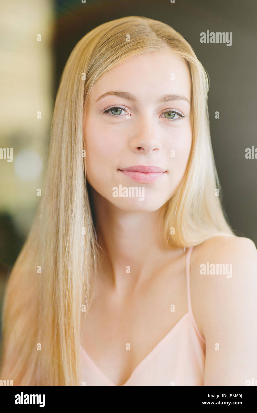 Nahaufnahme Portrait schöne blonde Teenager-Mädchen Stockfoto