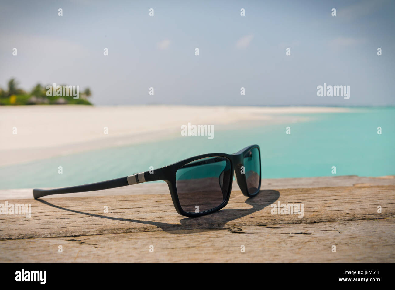 Sonnenbrille auf sonnigen tropischen Strand hautnah Stockfoto