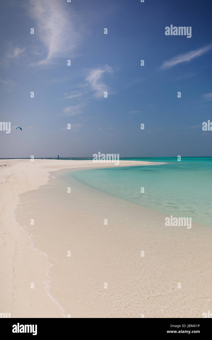 Ruhigen tropischen Ozeanstrand unter sonnigen blauen Himmel Stockfoto