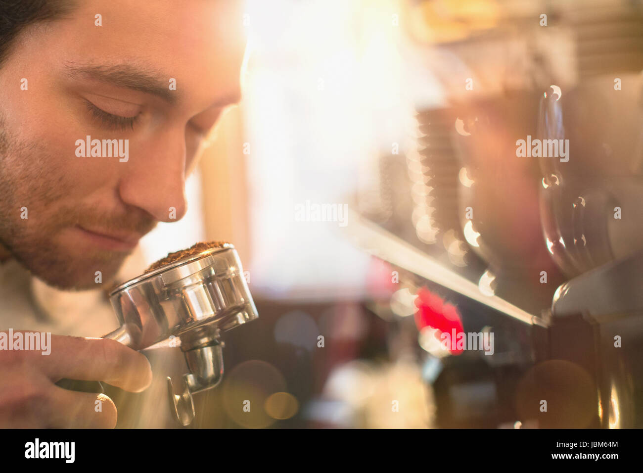 Nahaufnahme der Barista duftenden Espresso Gelände an Espresso-Maschine Stockfoto